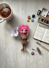 Azalea - Pixie — pieza artística de un guardián de la ansiedad y la salud mental, hecha a mano por Duendes del Uruguay, vista 6.