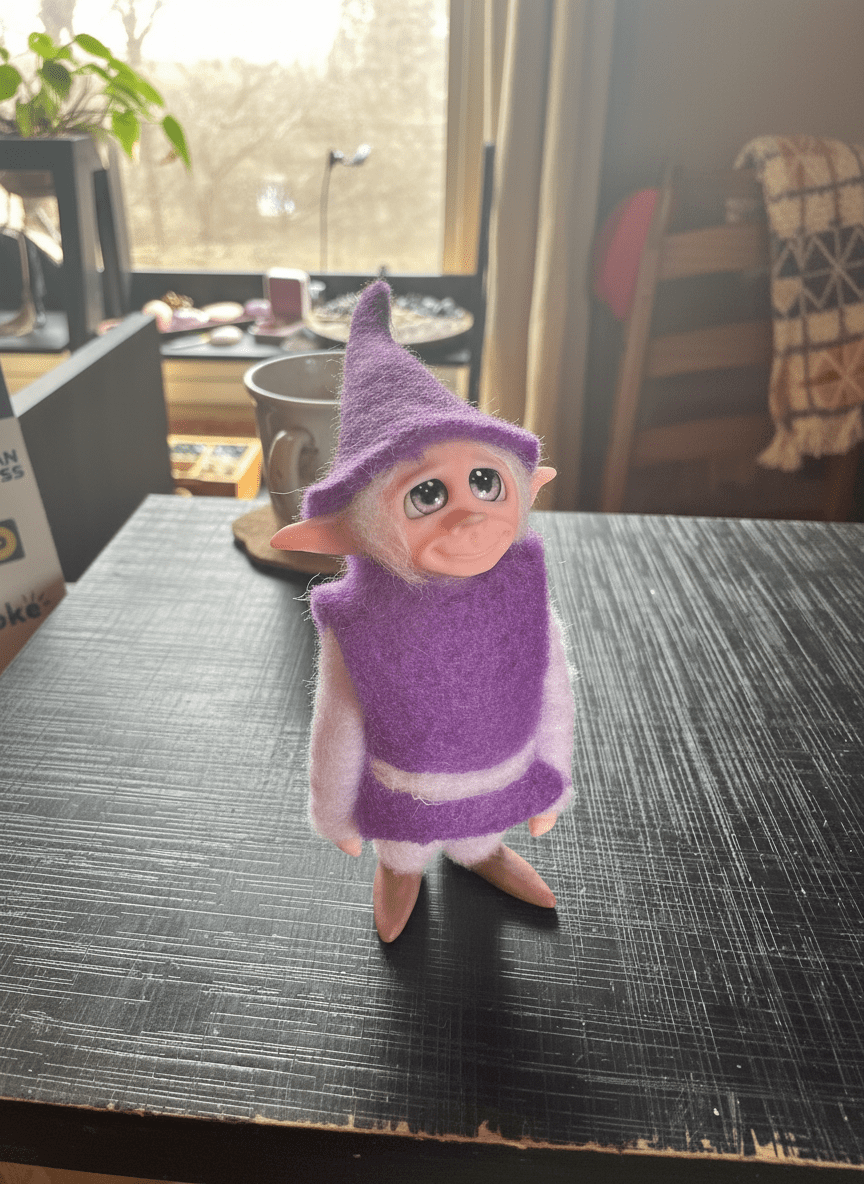 Lil — handmade wisdom guardian art piece by Duendes del Uruguay, view 2