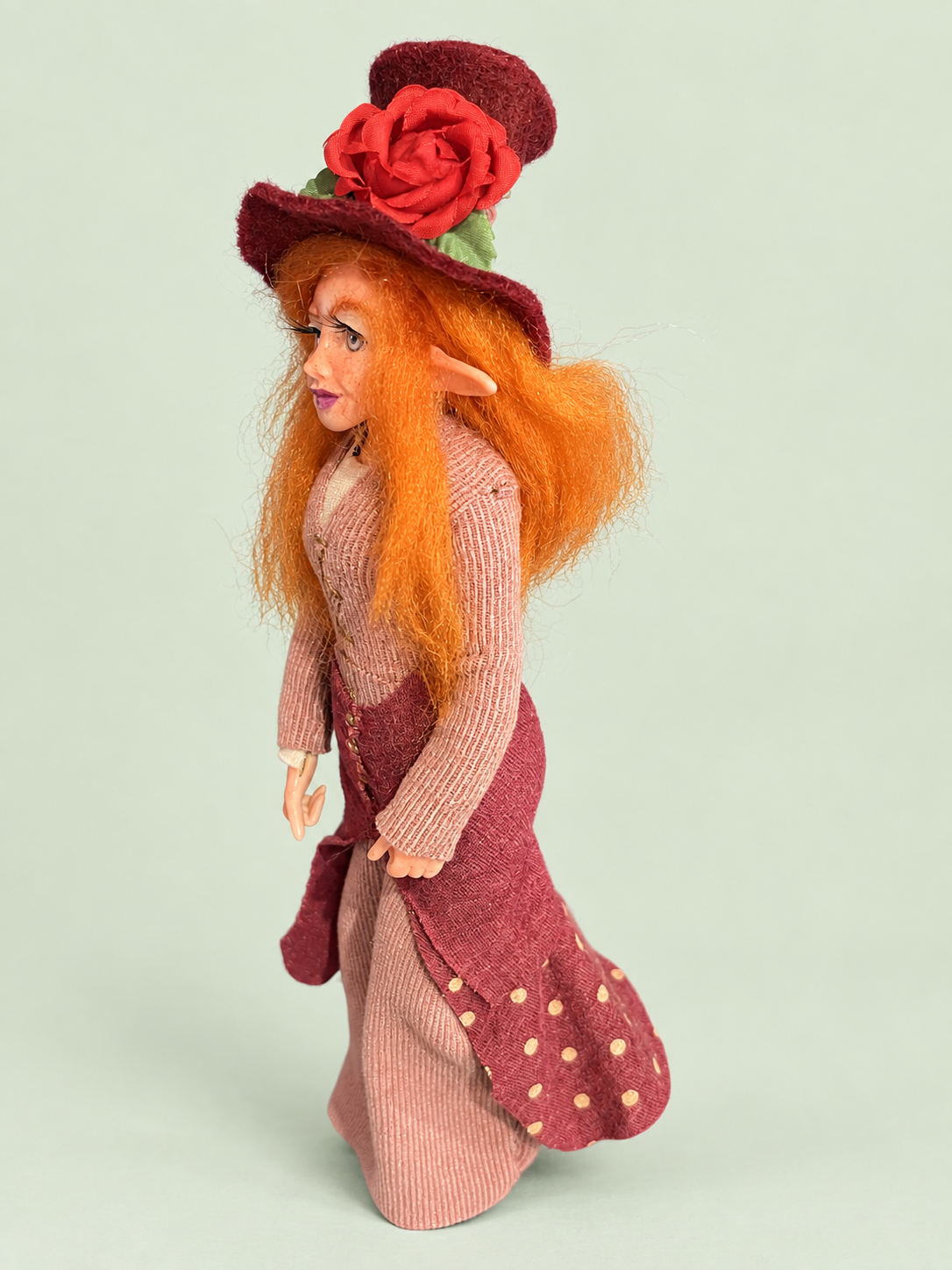 Avelina — Side view