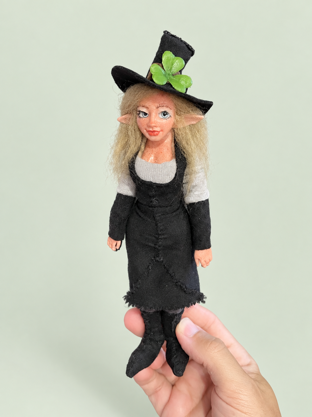 Elsbeth — Held in hand