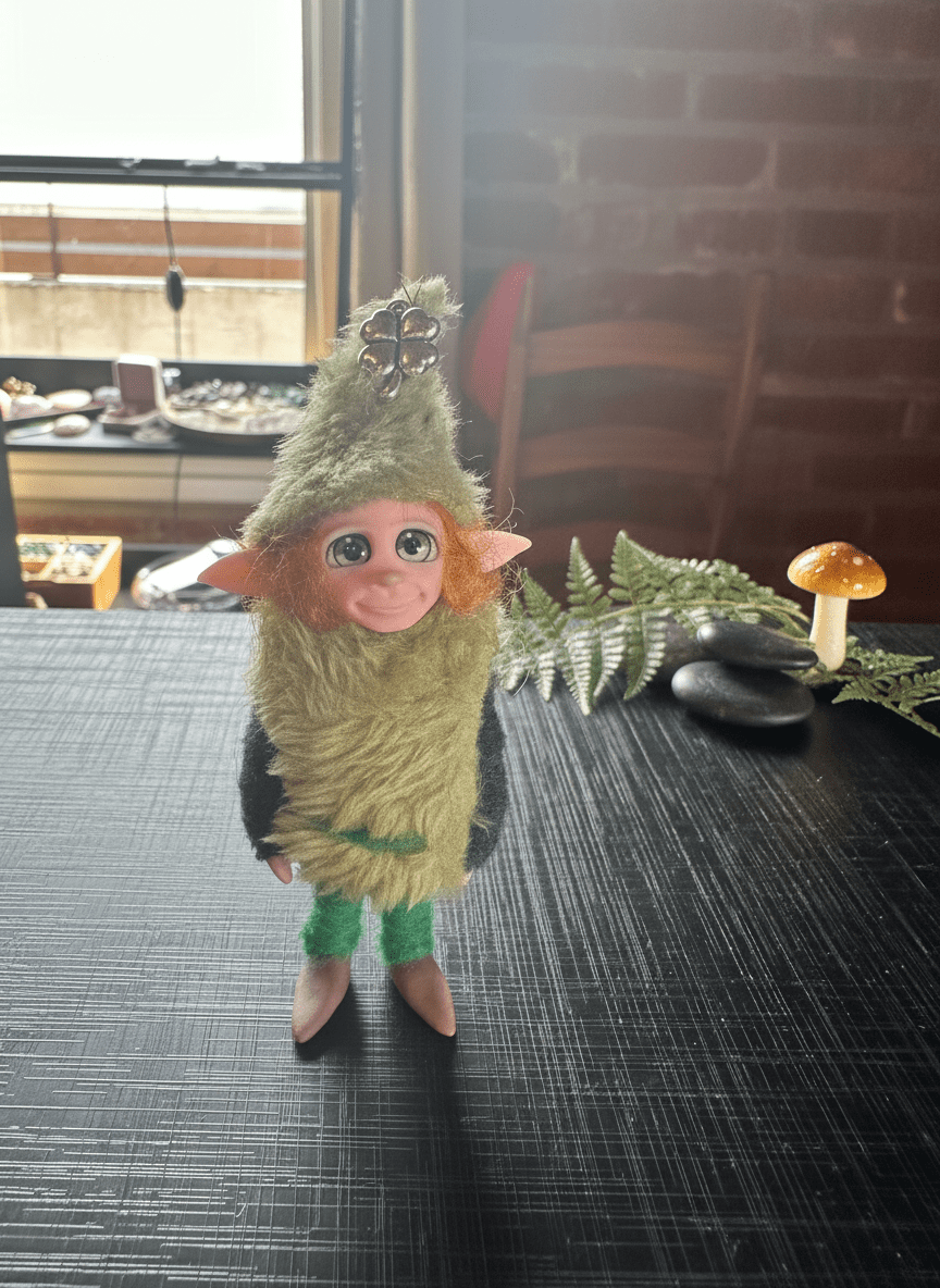 Leo — handmade abundance and money guardian art piece by Duendes del Uruguay, view 2