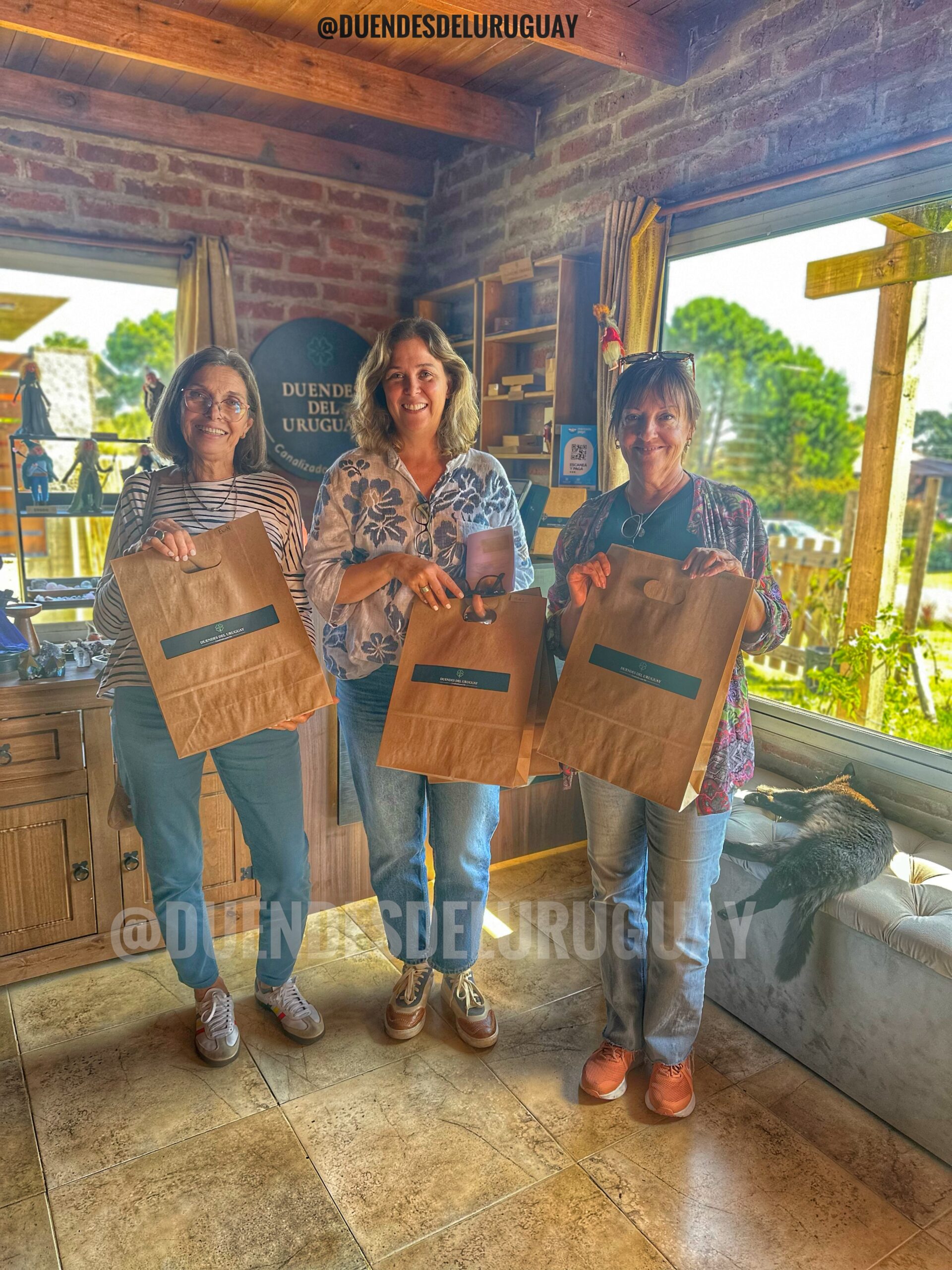 Clientes felices en nuestro local